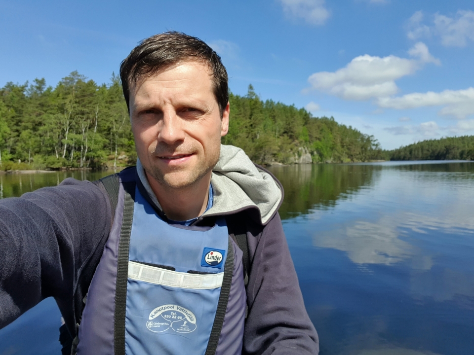 David vid en sjö.