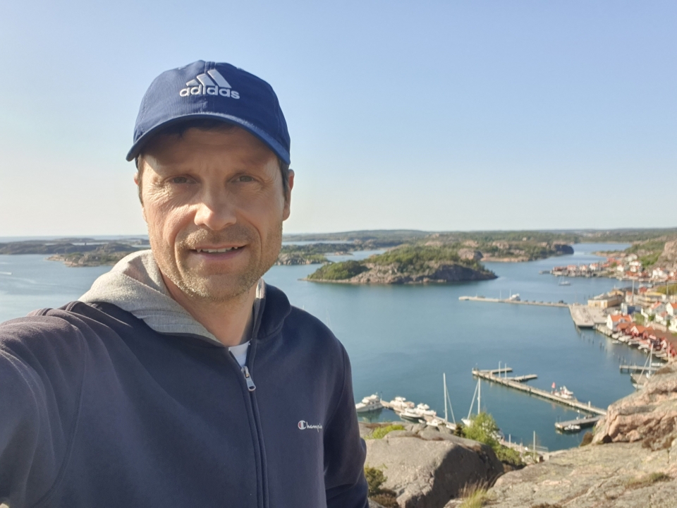David med en hamn i bakgrunden.