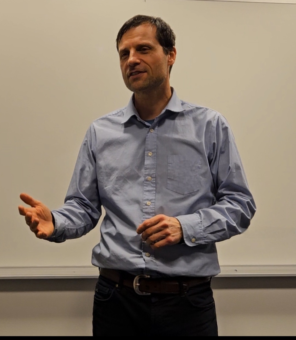 David håller en föreläsning.